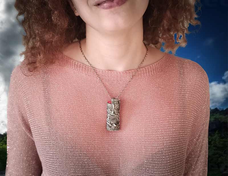 porta accendino tiki con collana