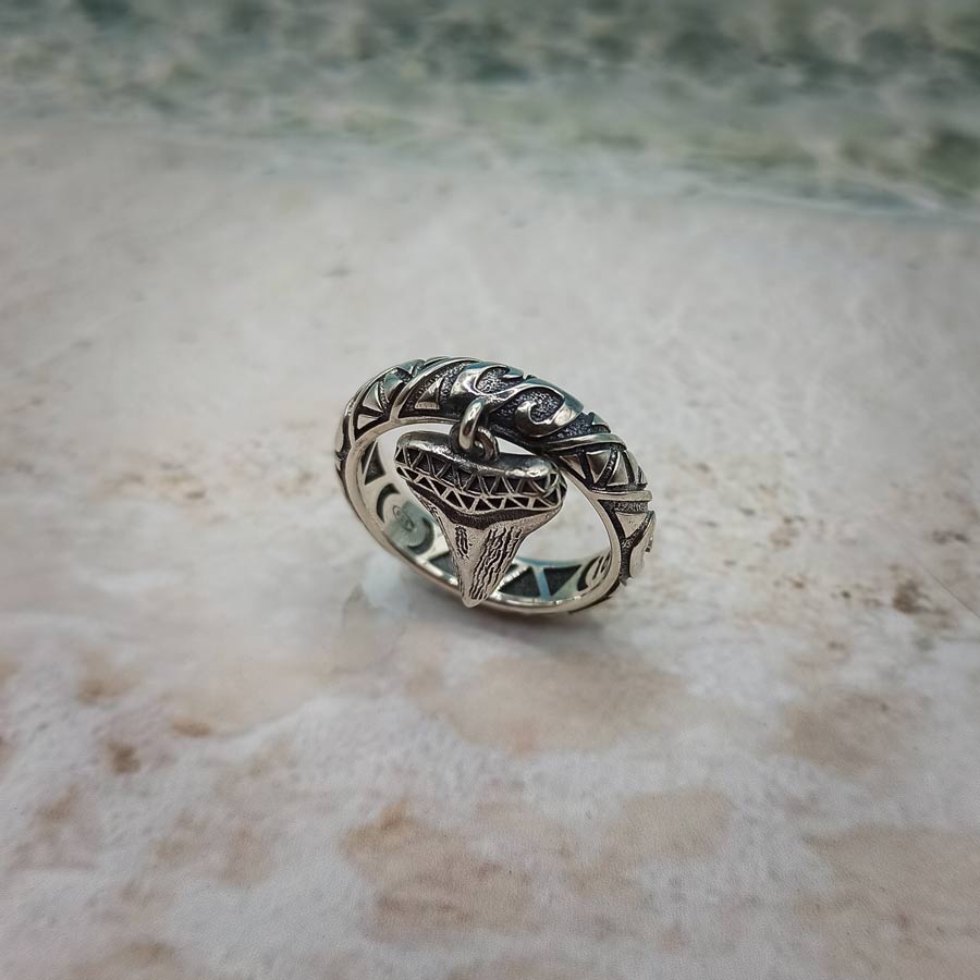 surf anello in argento 925 con  pendente dente di squalo