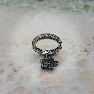 anello onde mare, realizzato artigianalmente con decori, anche internamente, in stile maori e con pendente fiore di  hibiscus-argento 925