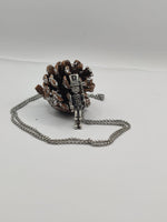 Carica l&#39;immagine nel visualizzatore di Gallery, collana con ciondolo schiaccianoci con gambine movibili, in Argento 925, handmade
