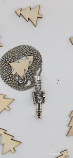 Load image into Gallery viewer, collana con ciodolo schiaccianoci, realizzato artigianalmente in Argento 925 
