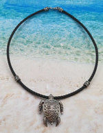 Load image into Gallery viewer, surf: collana in pelle italiana con pendente tartaruga incisa in stile maori.Argrnto 925
