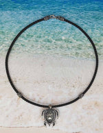 Load image into Gallery viewer, surf,mare,onde:collana artigianale con tartaruga  in stile maori.argento 925 brunito
