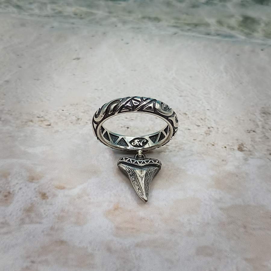 anello fede onde mare,incisioni in  stile maori con charms dente di squalo